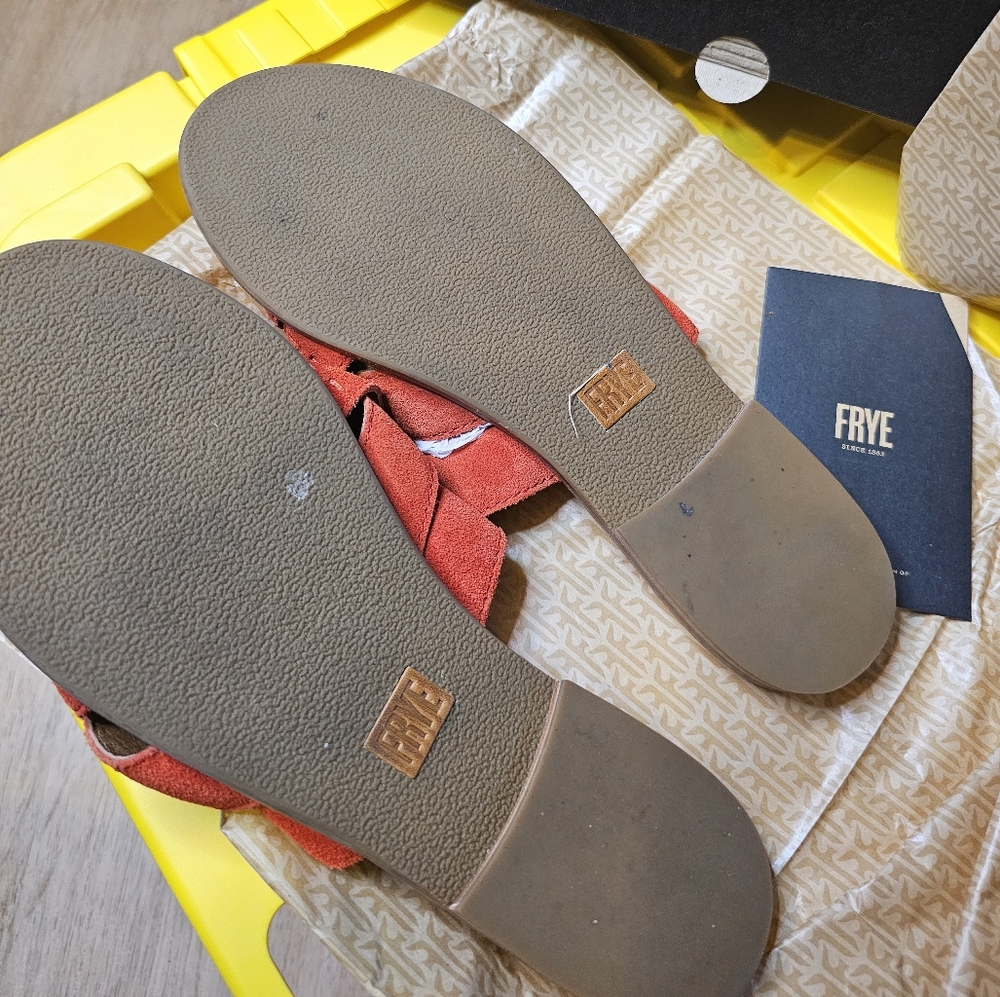 Frye sz. 9 Carla Criss Cross Sandal in Red